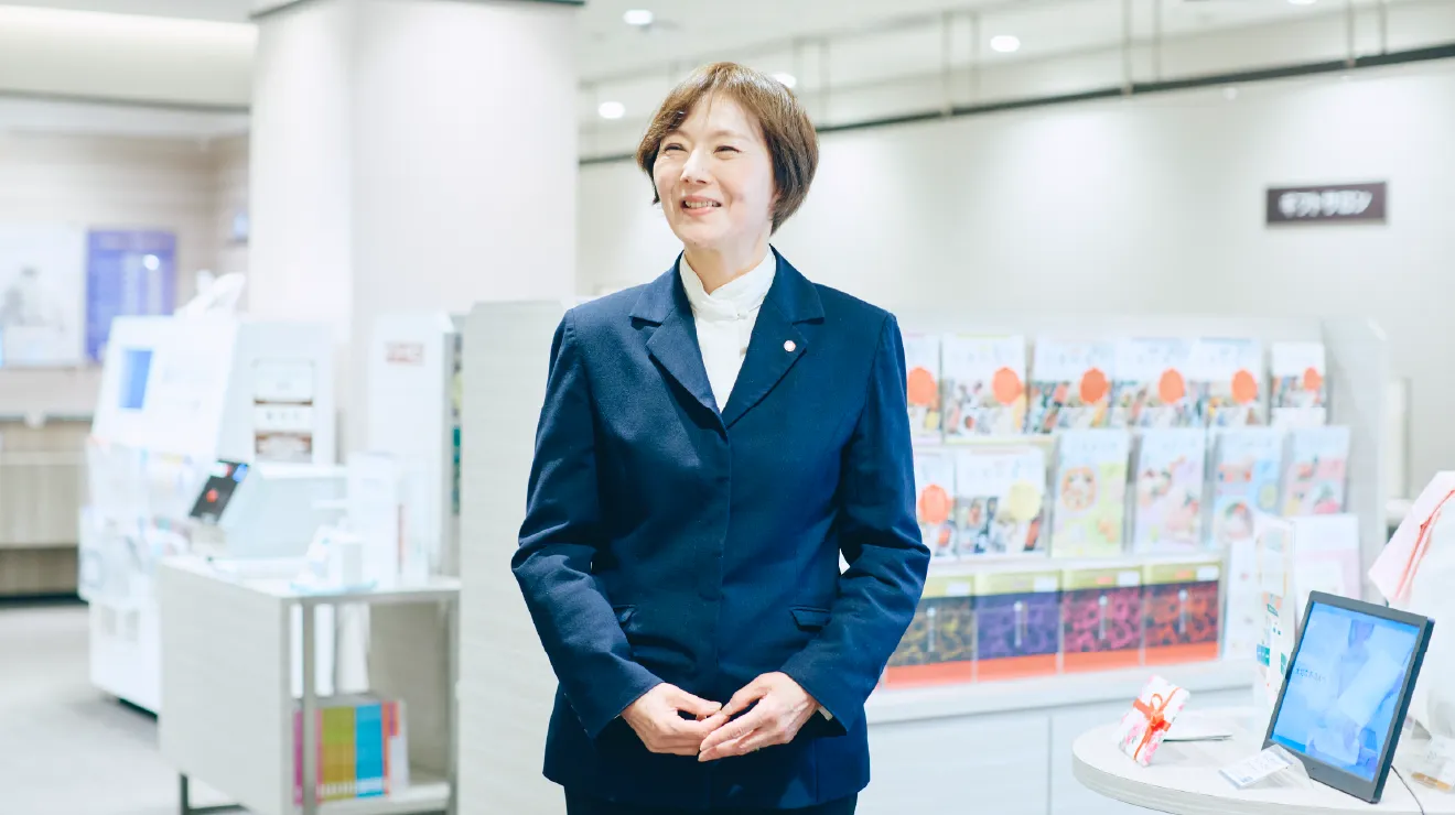 店内でテラリウムを手に微笑む店主