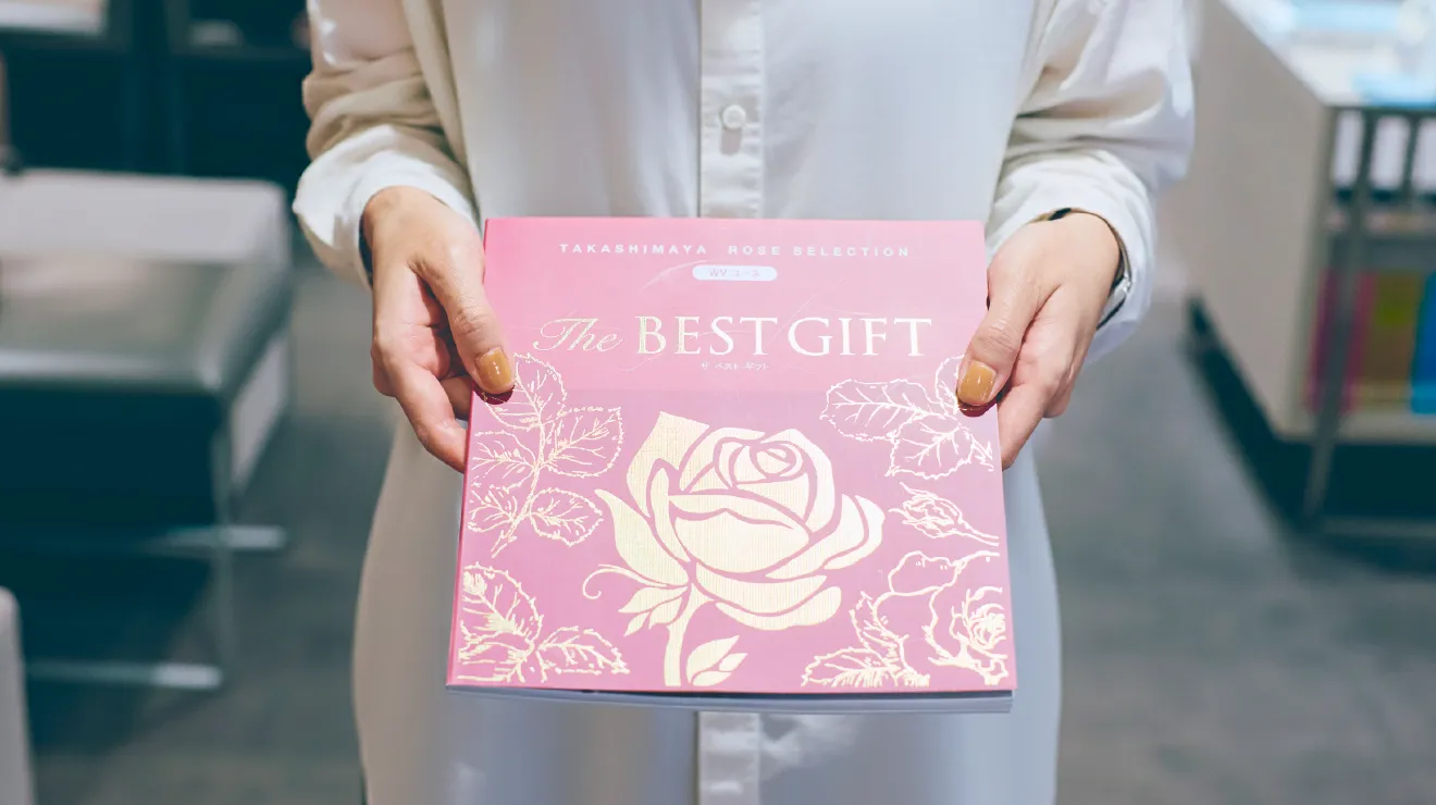 小瓶に入った3つのテラリウム。苔と白砂、動物フィギュアが配置されている