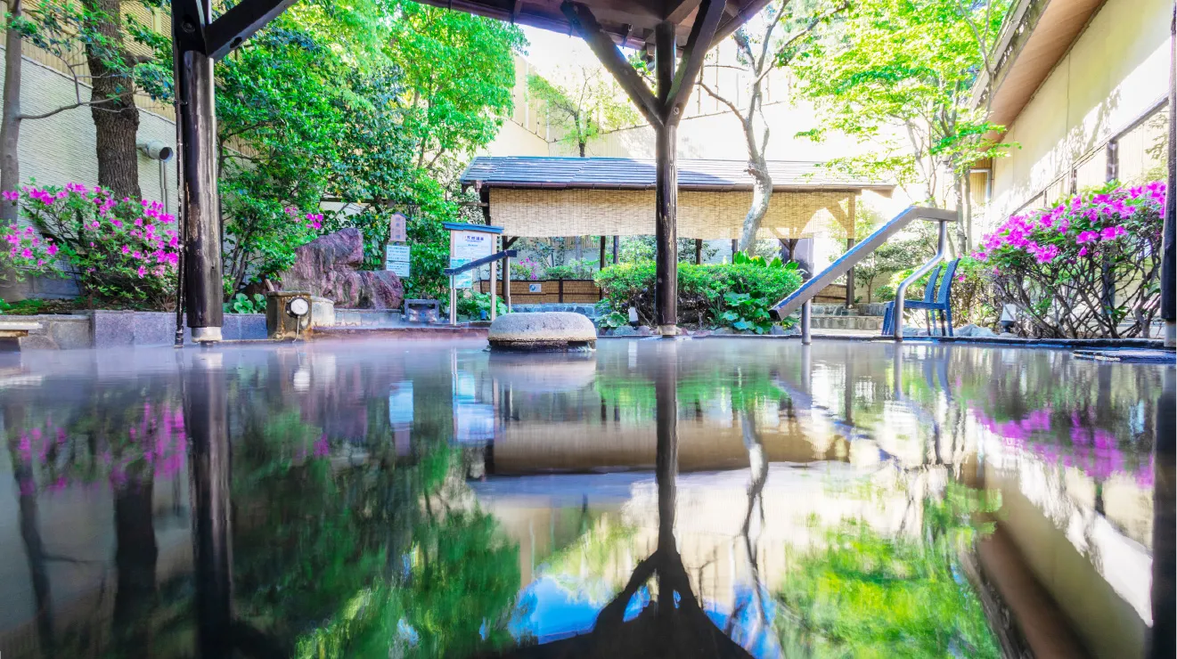 前野原温泉 さやの湯処の落ち着いた日本庭園と、四季を感じさせる外観