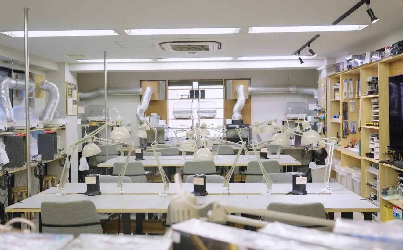 CRAFTNEST店主の飯田直さんが笑顔で迎える店内の様子