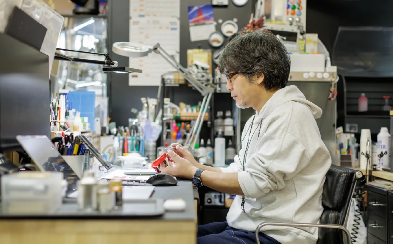 CRAFTNESTの塗装ブース。換気扇と乾燥機を備えた専用スペースでの塗装作業風景