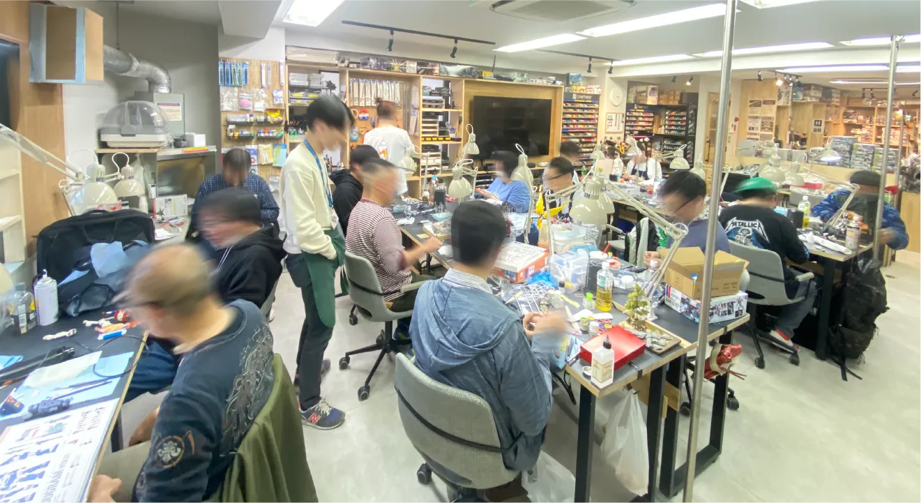 前野原温泉 さやの湯処の休憩スペース。静かな畳の間でリラックスする来館者の様子