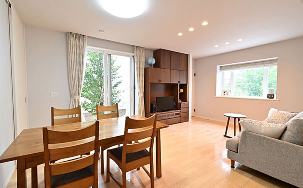 中庭の見えるリビング