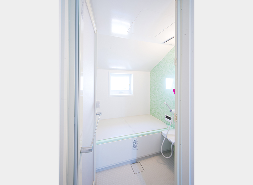 グリーンのアクセントパネルを効果的に使ったバスルーム