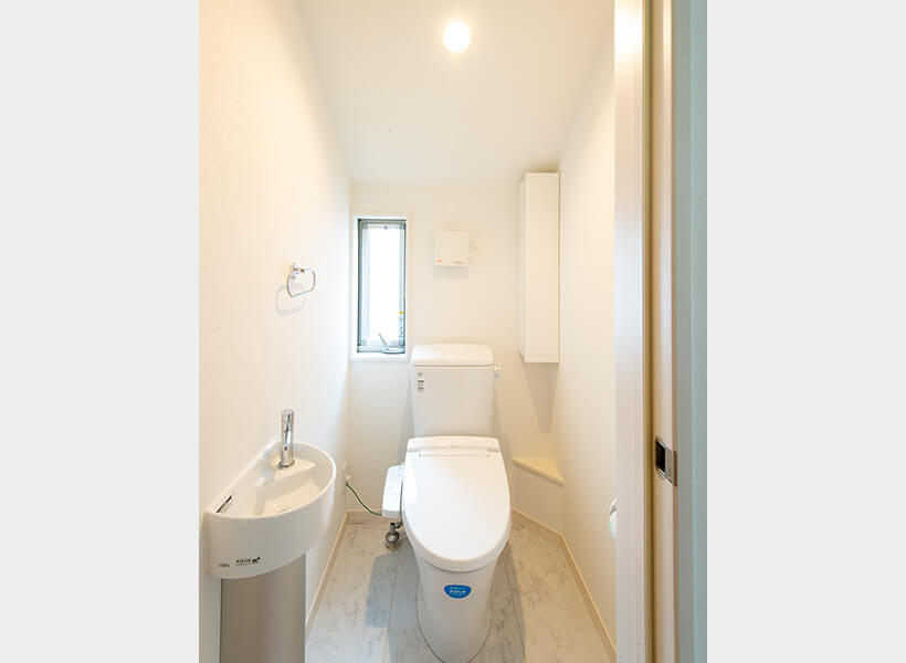 小窓のある2階のトイレ