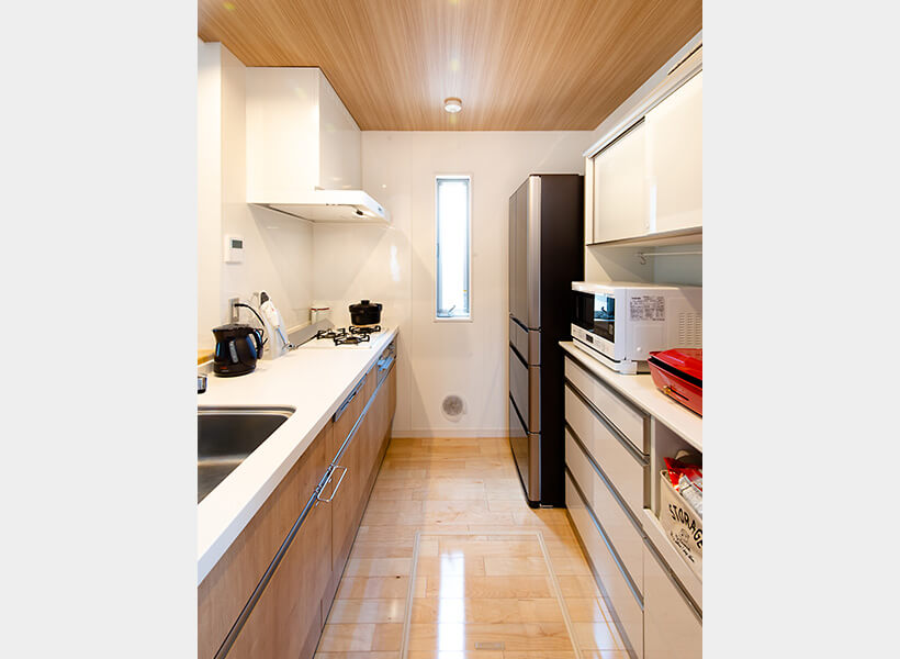 1階全体を見通せる、オープンカウンターキッチン