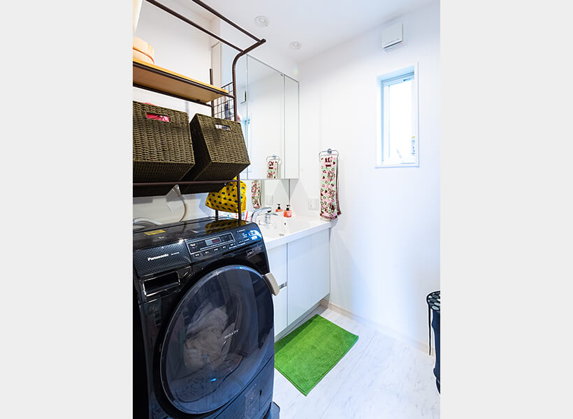小窓と浴室乾燥機で、湿気のこもらない洗面室・浴室