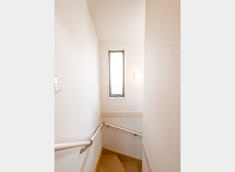 スリット窓と手すりのある明るい階段室