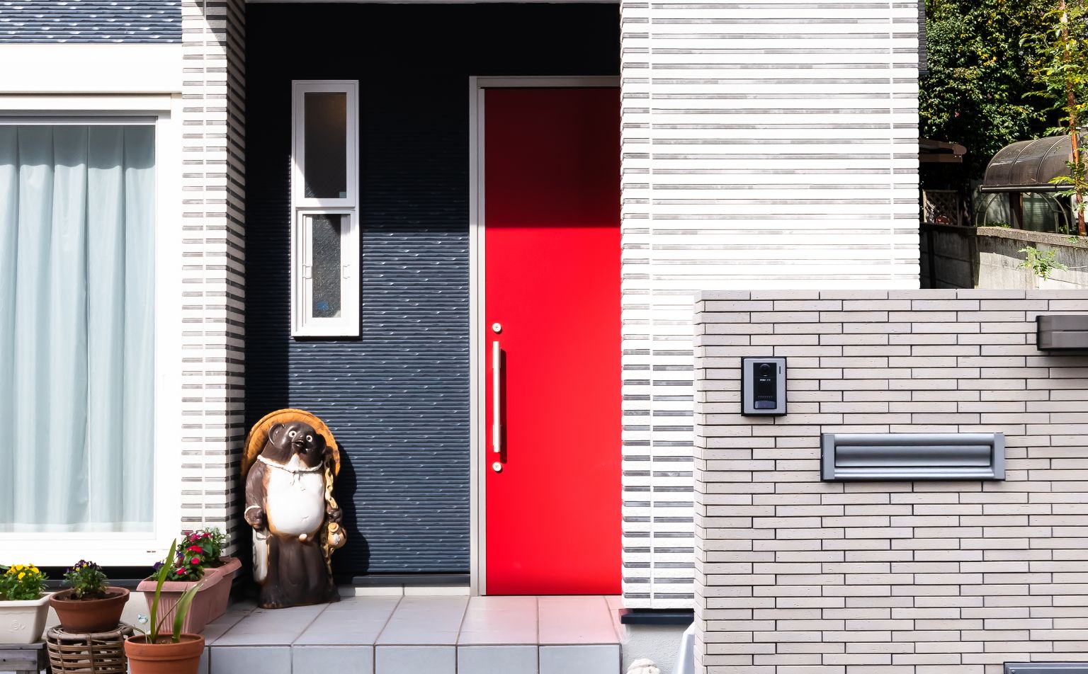リフォーム後の玄関ドアの写真