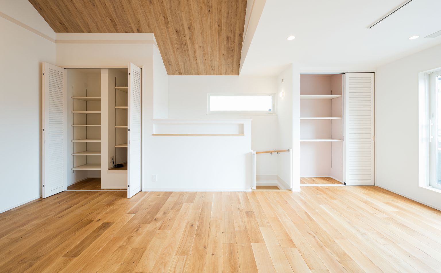 フローリング張替え後の部屋の写真