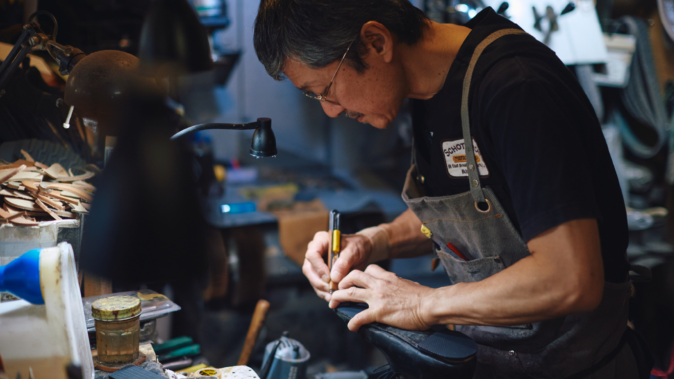 SMALL AXE SHOE REPAIR|靴の修理をしている店主の萩原憲一さん