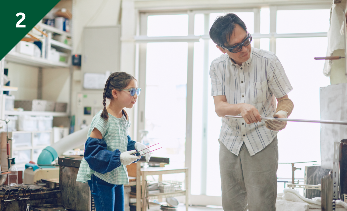 吹き竿にガラスを巻き取り、竿を回しながら形を整える。